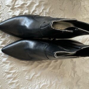 METAPHOR black semi beaded dressy ankle bout. Size 9.